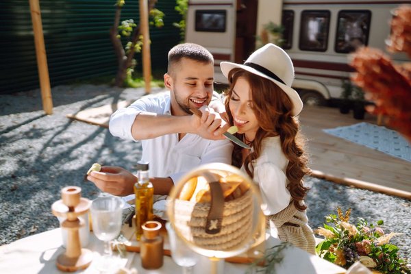 Le camping Escapade dispose-t-il d'hébergements de luxe ?